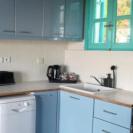 The Iconpainter Peroulia Kómboi